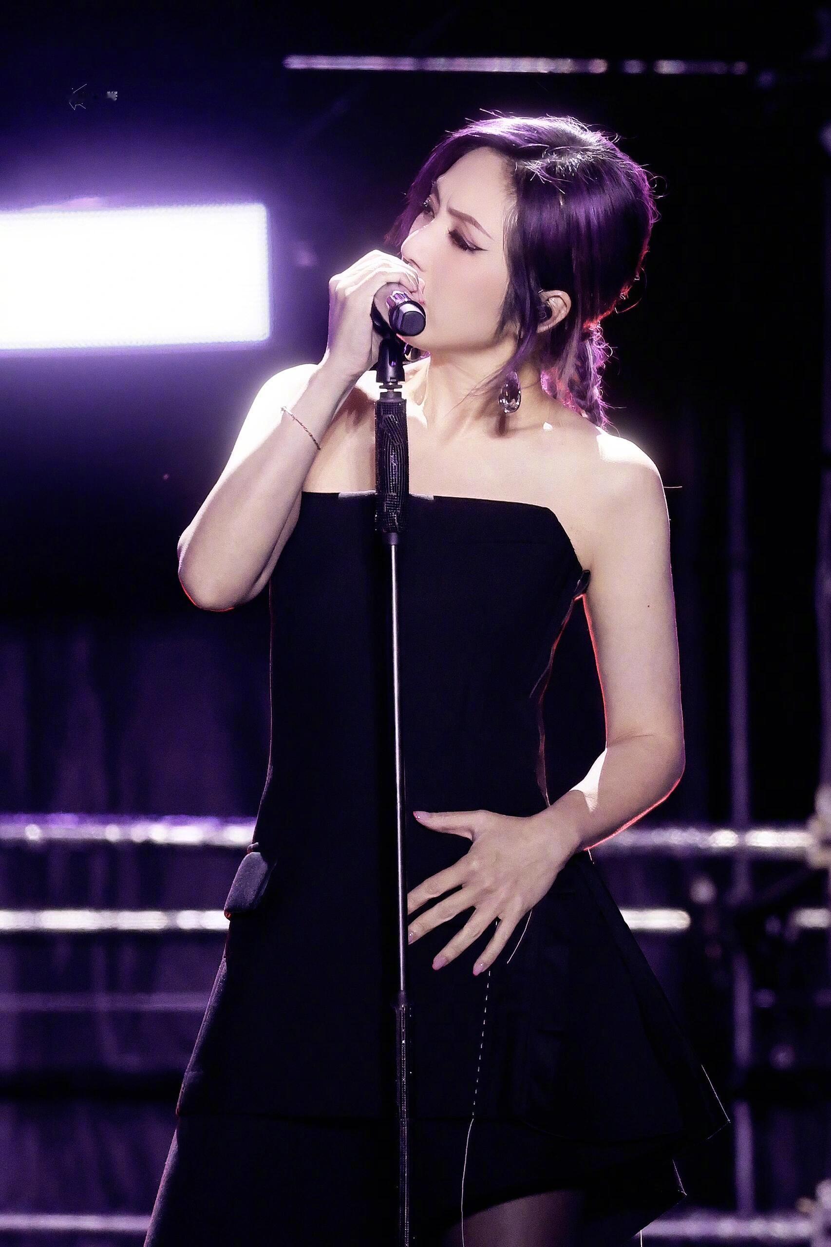 杨千嬅口播小品女王来的杨千嬅演唱会隐藏Rap担别人开演唱会：唱跳、换装、安可。杨