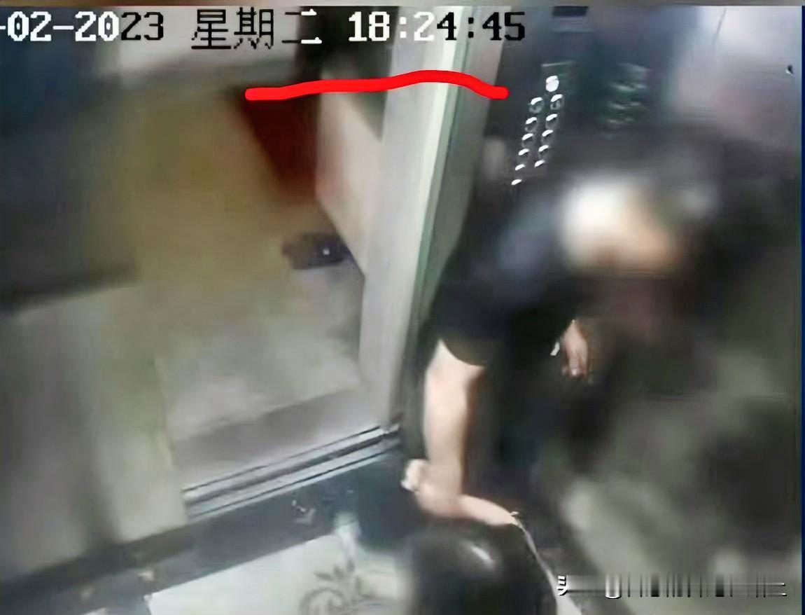 视频曝光了，这证据太有力了，连拉带扯的真有点过了，别说只是订婚，就算结婚的也不可