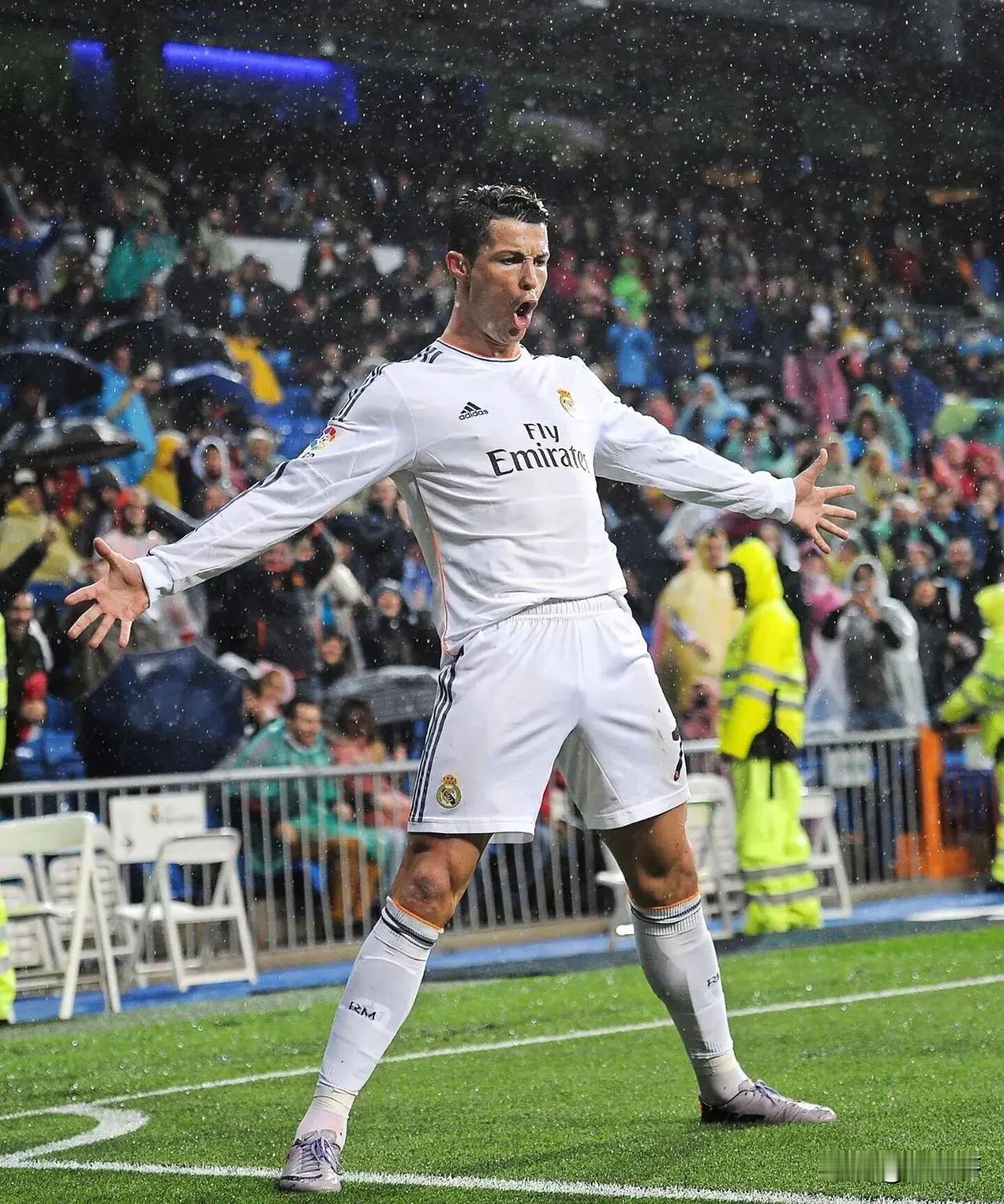 克里斯蒂亚诺·罗纳尔多，是21世纪足坛最具标志性的传奇球星，与梅西共同缔造了长达