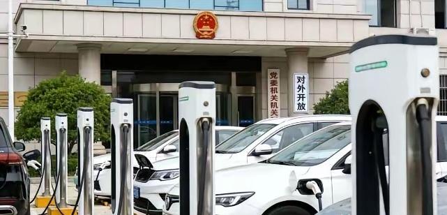 命令来了，没有任何讨价还价的余地：党政机关、公立学校、医院，甚至是政务大厅，哪怕