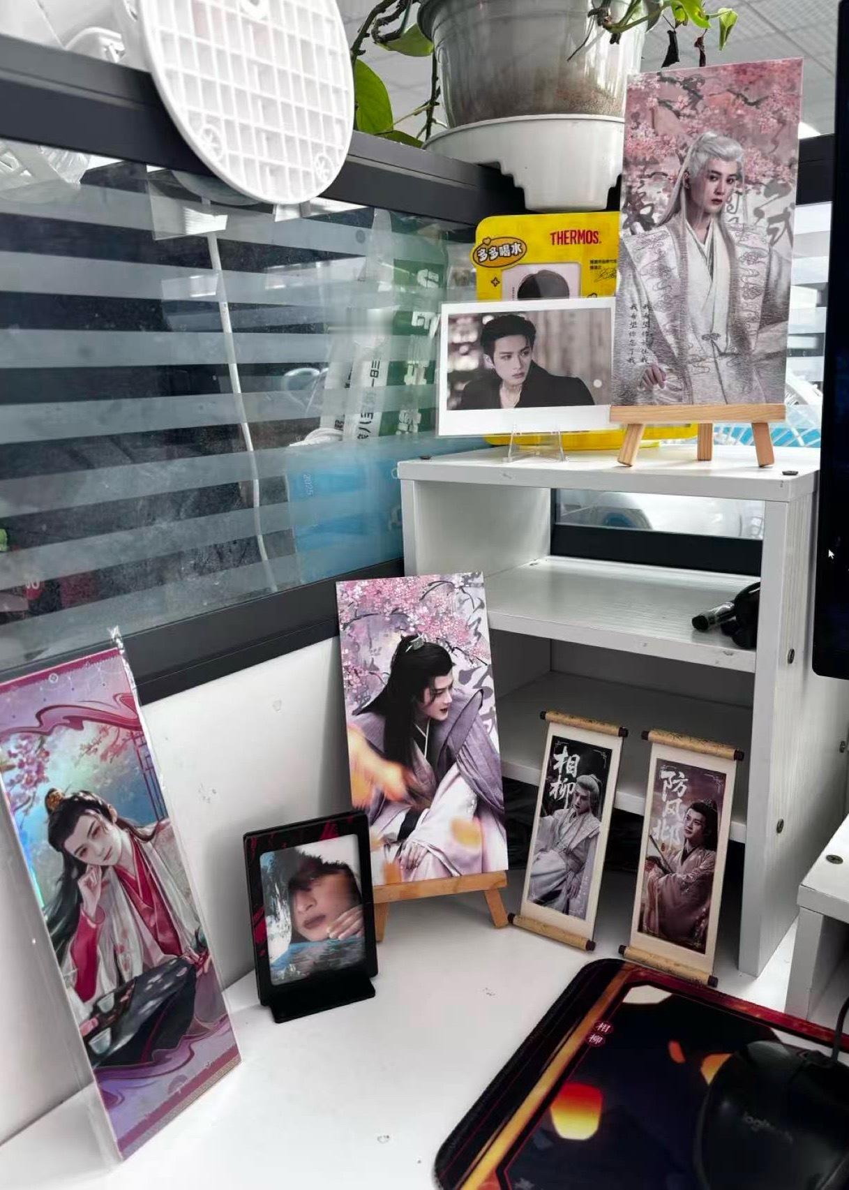 我同事彻底沦陷了[微笑]，现在她的桌子↓这都是从我工位上薅的[跪了] ​​​