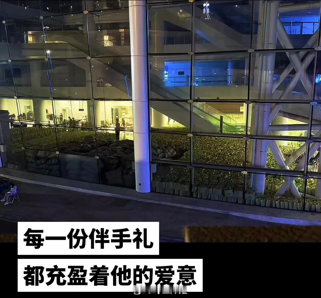 我的老天爷？侯明昊的伴手礼这是有多少😱快塞满了，挺壮观呢 
