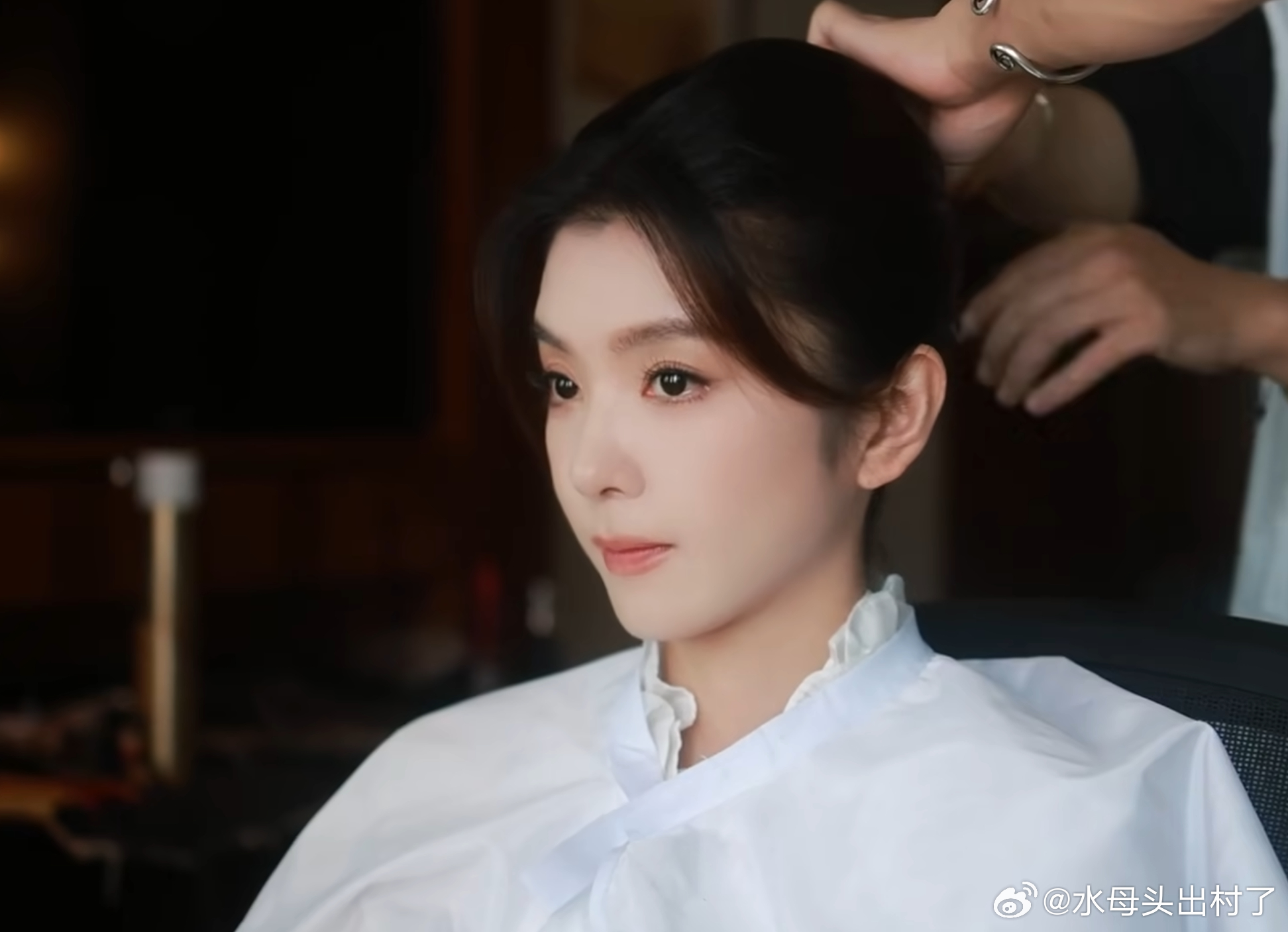 好乖好乖，还去扶何老师，期待以后能有更多影视方面的作品和奖项~~~