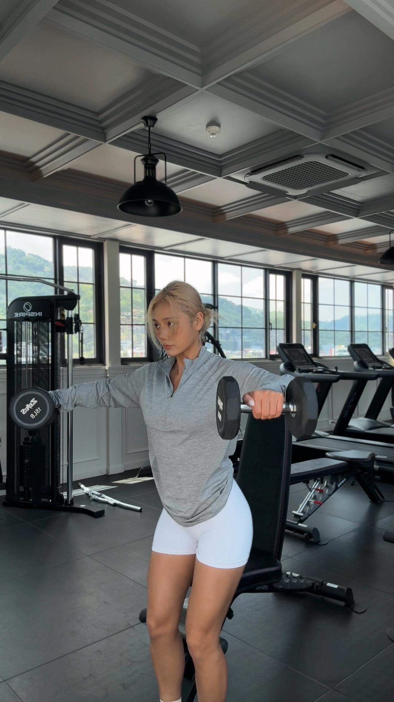 平时和你嘻嘻哈哈 真以为我不练啊。