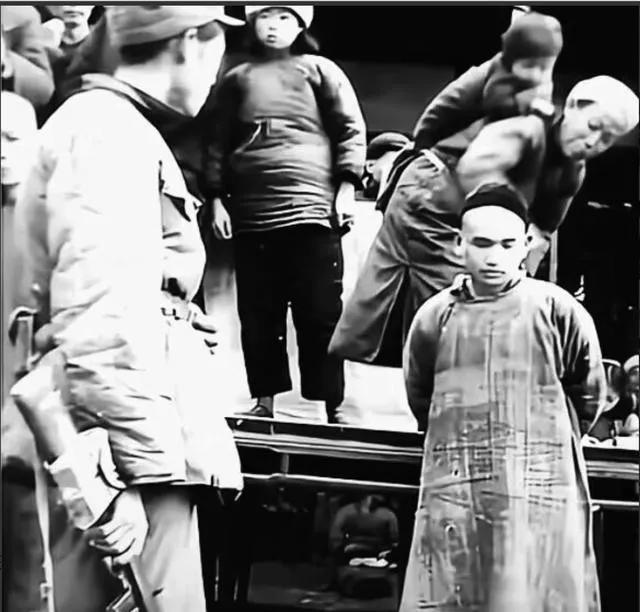 1953年，民兵连长秦改朝在南京出差，走到雨花台附近街巷，听见一对卖烟的商贩夫妻