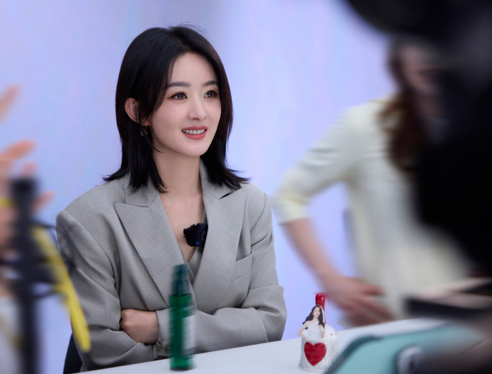 赵丽颖造型师换了造型好看就好！赵丽颖新电影《向阳·花》非常好看[送花花]现在正在