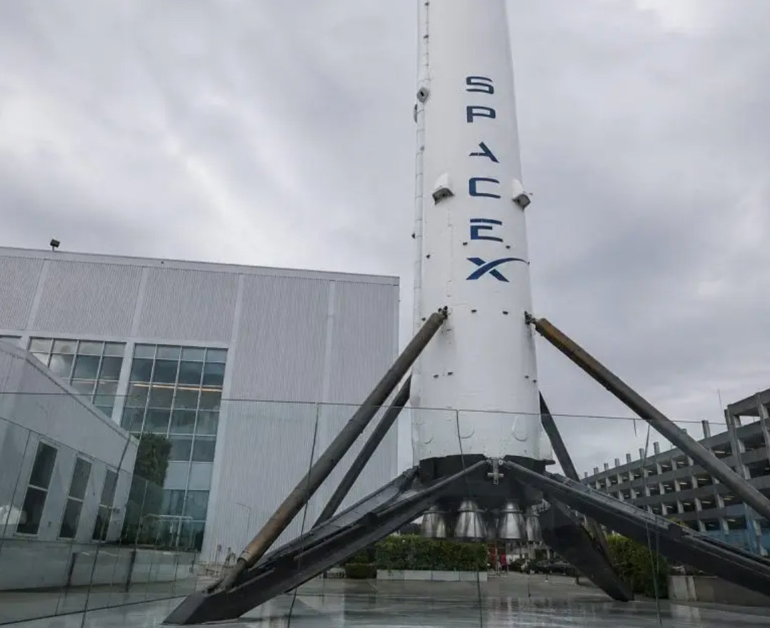 【马斯克否认SpaceX估值目标下调】 马斯克否认SpaceX估值下调至1.8万