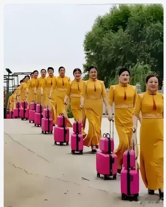 感叹大妈又玩出了新风尚
一溜大妈排成一排，这走在路上还真吸晴。
看大妈这模样，我