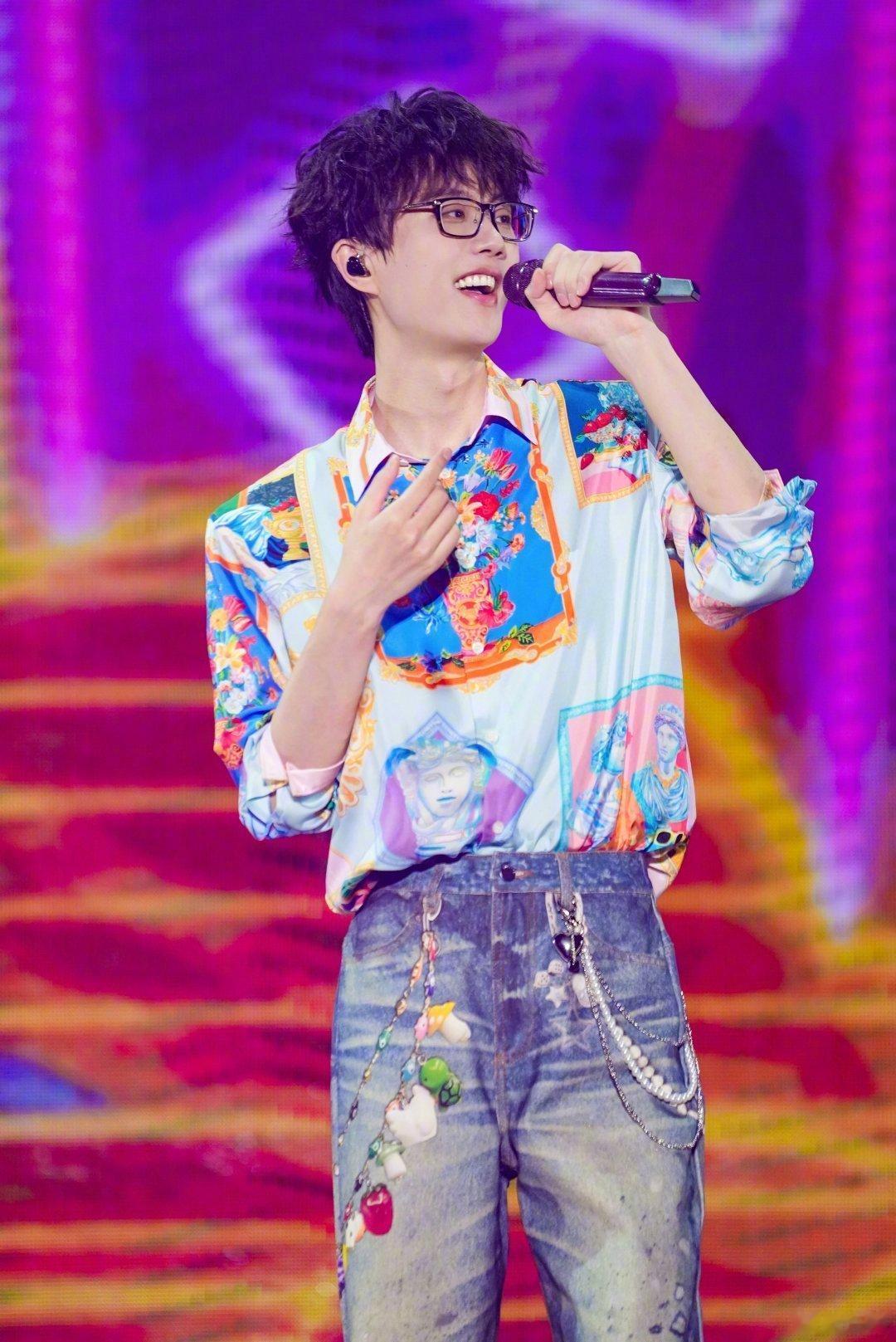 长大后听懂许嵩的老歌长大后也get到许嵩这张脸了！！怎么完全没变化，完全赏味期啊