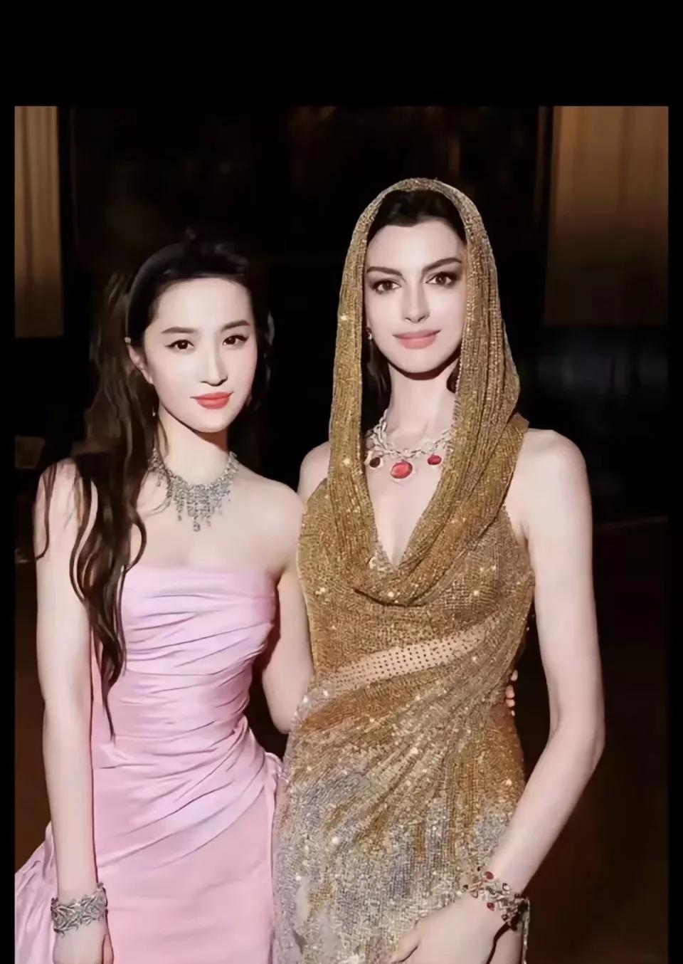 这外国美女好漂亮啊，连刘亦菲这样的大美女站在她旁边都黯然失色了！你不服气啊😠