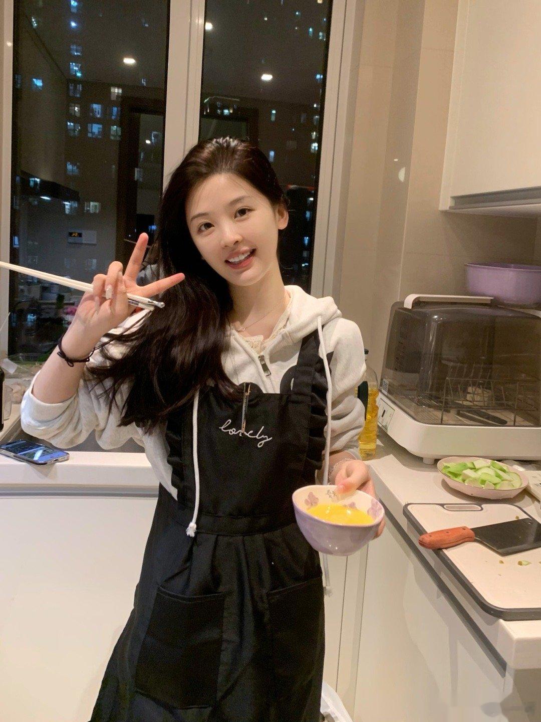 上的厅堂下的厨房的沈老师 做的饭老香了(送妮妮去洗澡花了500大洋 店员还给它拍