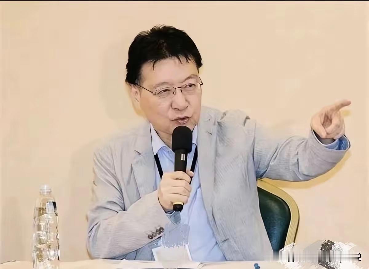 24日，国民党“老男蓝”代表黎少康接受美国媒体采访时称，国民党在美国民间被错误地