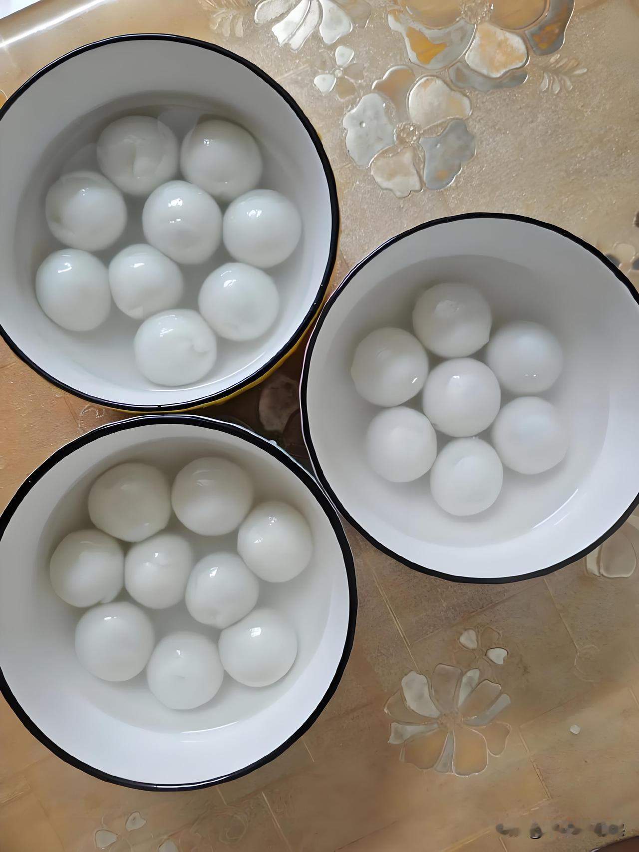 在我的家乡，家家户户过冬至的重视程度，用一句老话就能概括——“冬大过年”。这里的