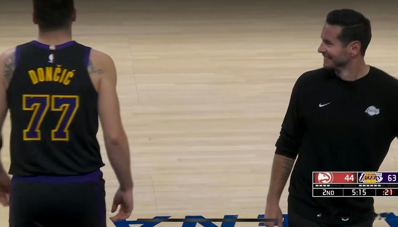 雷迪克终于笑了！

今天背靠背对阵老鹰队的比赛，如果湖人队继续输球，将遭遇赛季四