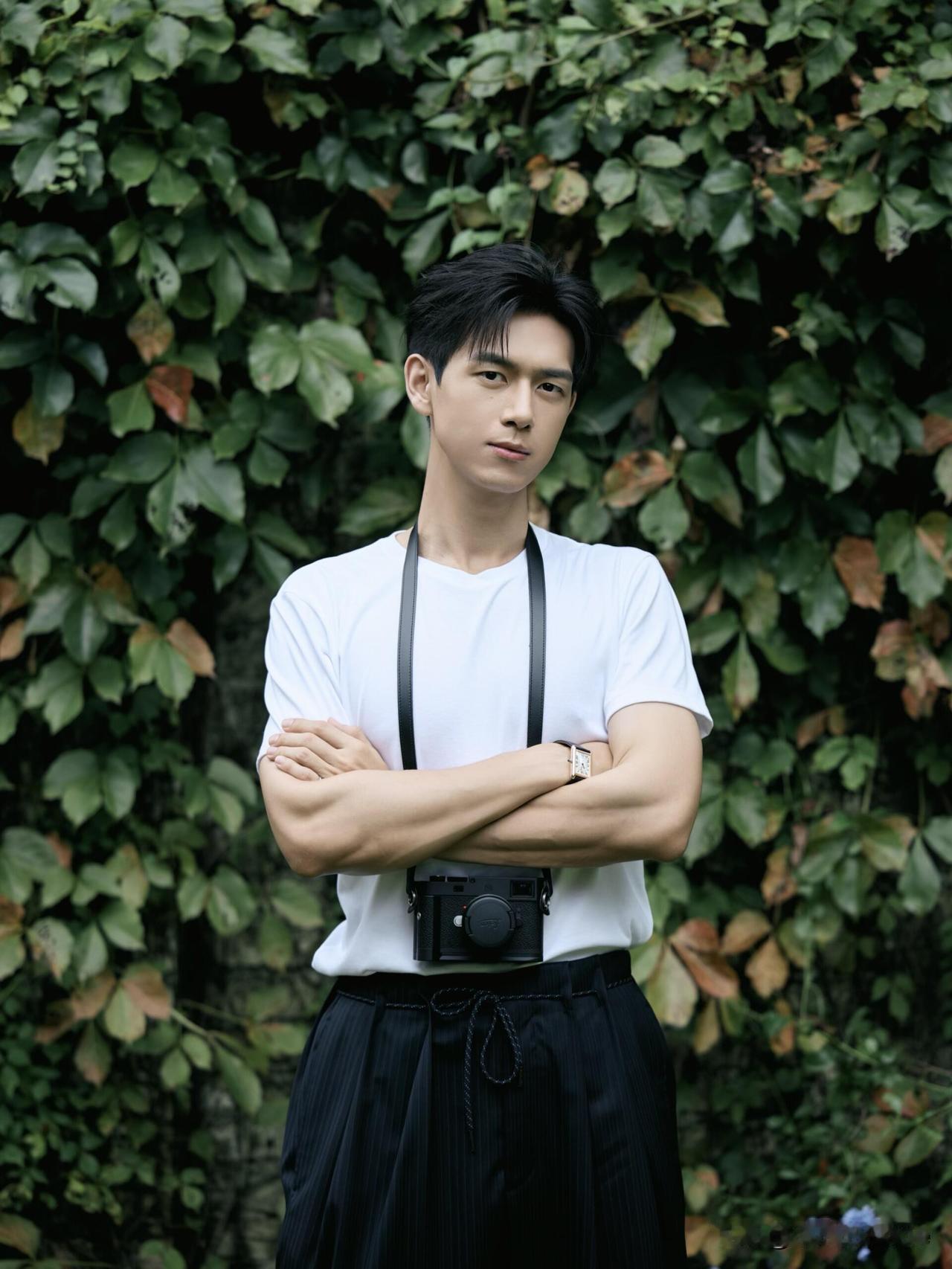 6月18日，演员李现更新工作动态，并配文“剧组男摄的一天”。他晒出8张照片，每一