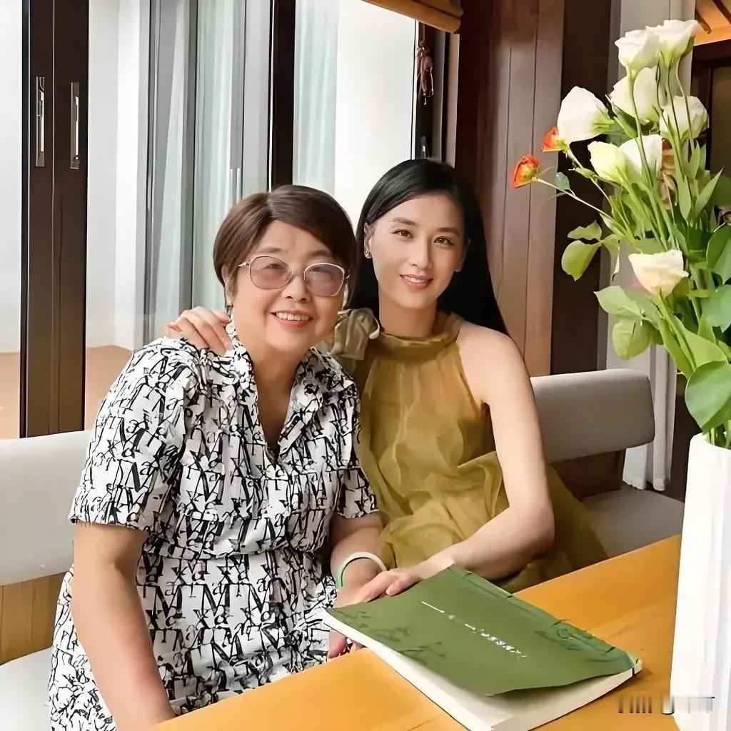 黄圣依的妈妈说，她不希望女儿当大明星。她觉得他们在上海有能力给女儿铺好的人生轨道