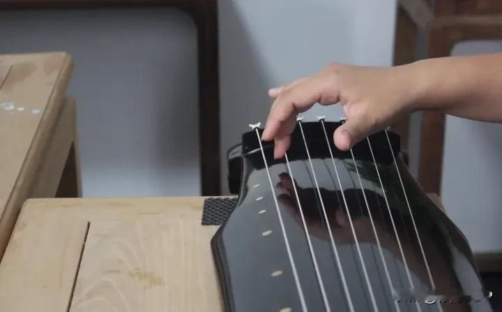 下联：一笺花句诉心声，安子邀对三叠琴音传念意