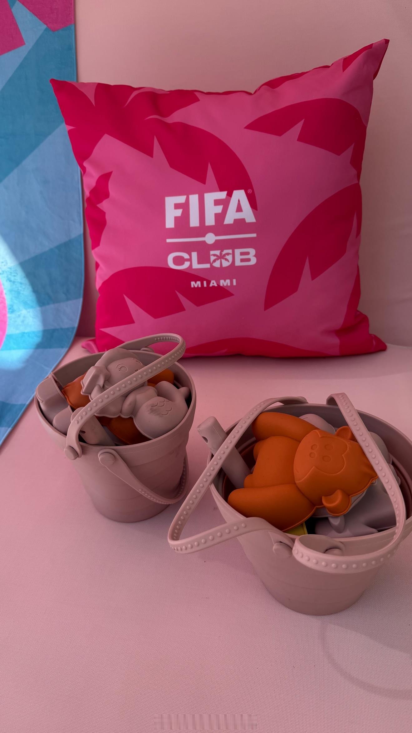 卡卡卡卡家抵达迈阿密，继续观看世界杯