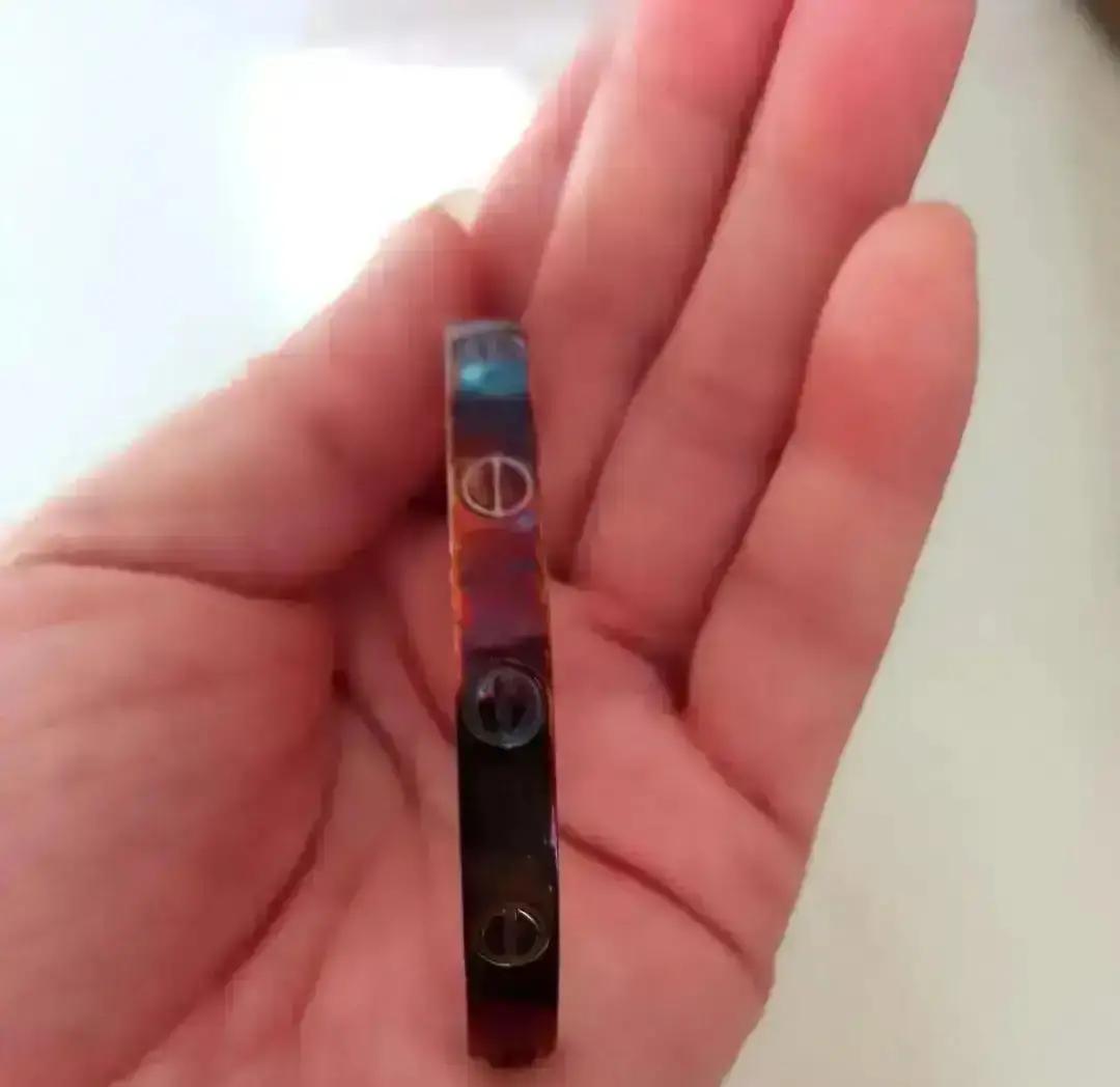专柜750金竟掉色！
 
上周去澳门扫货，朋友花3万8买的卡地亚手镯，戴三天手腕