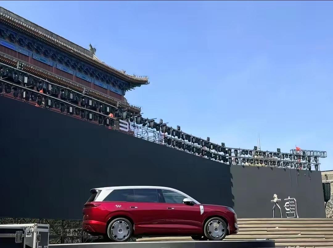 比亚迪大唐绝对是今年的重磅豪华新品，这款车型马上在西安发布了，看一下现场的搭建可
