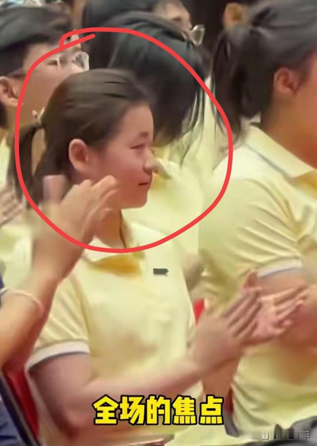 蝉妹开学了
让我惊讶的不是他长胖了
而是在开学典礼上她坐在新生队伍里那认真听讲的