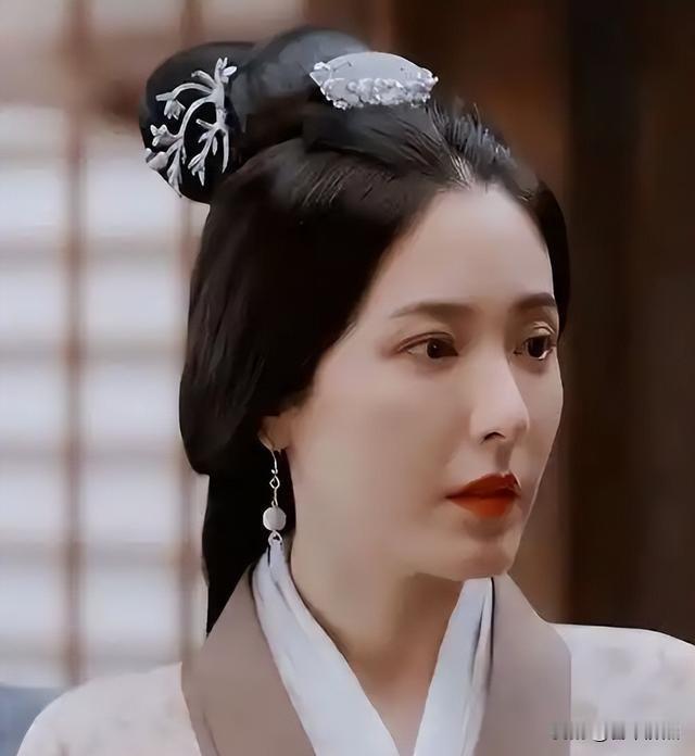 她没上热搜，却在片场蹲着叠衣服；剧组说她“太慢”，可镜头一开她比谁都准；时间在她