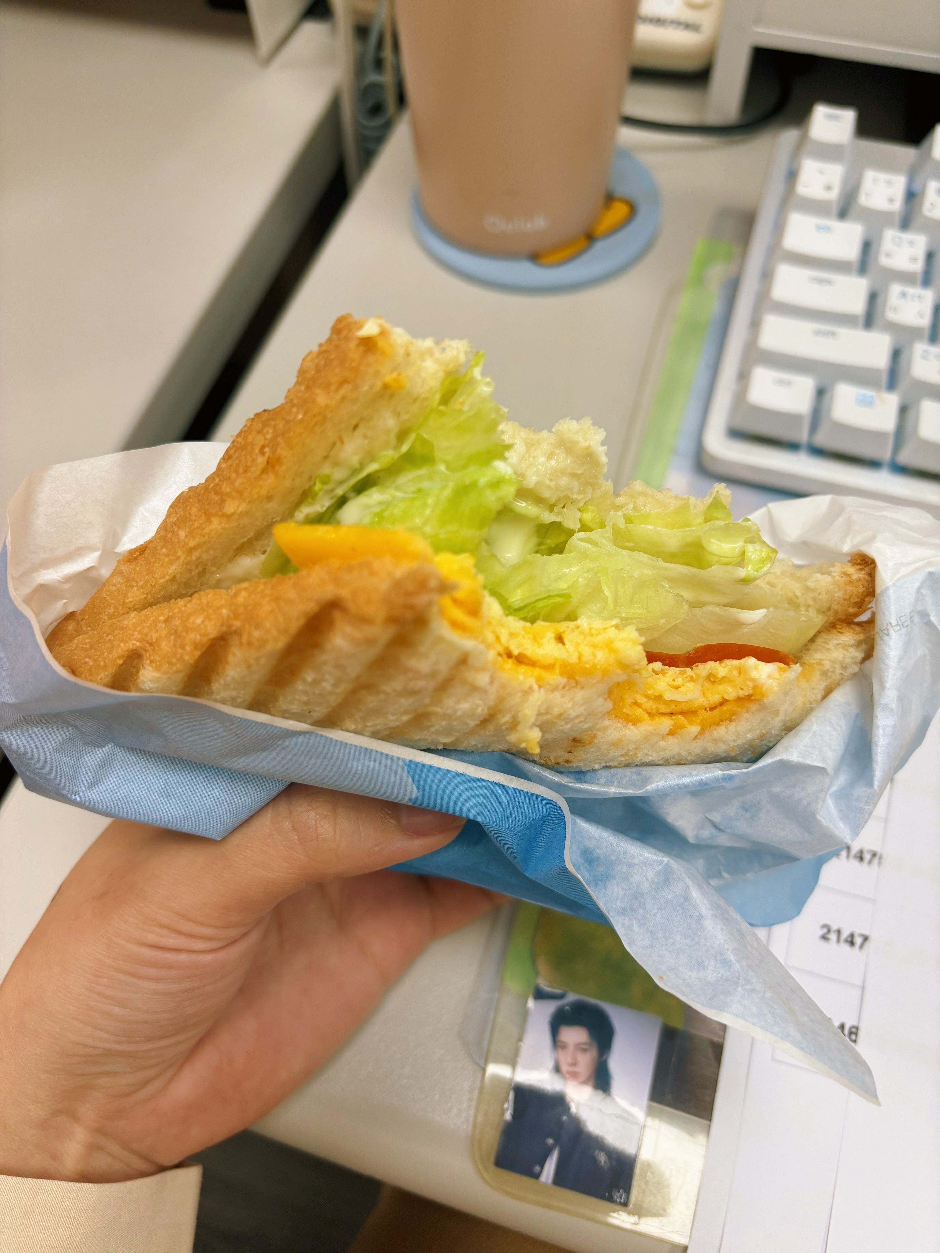 整个早上忙的要死了一个早餐三明治🥪从8点吃到快11点还在啃 