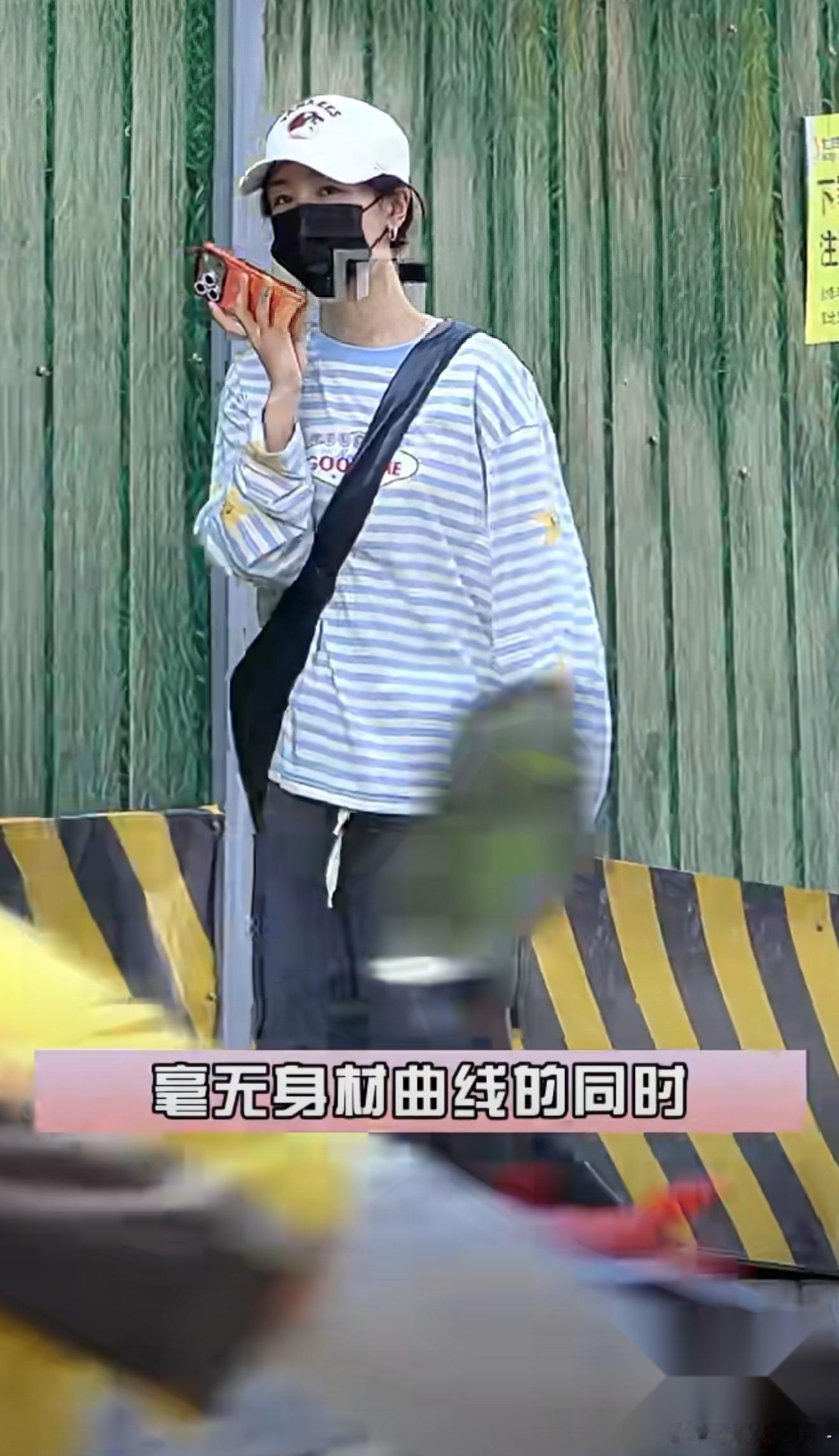 我猜到杨紫私下穿搭很低调， 也猜到她不爱奢华与浓妆， 但万万没想到她私服穿搭随意