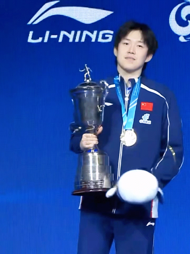 王楚钦问孙颖莎你的奖杯帽呢祝贺王楚、钦孙颖莎夺冠！原来两个奖杯真的不一样。我还以