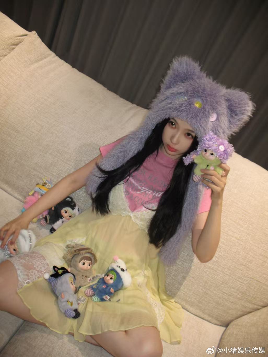 虞书欣和wakuku同款帽子 偏爱这种软糯治愈的穿搭细节，和玩偶同款的紫色帽子简