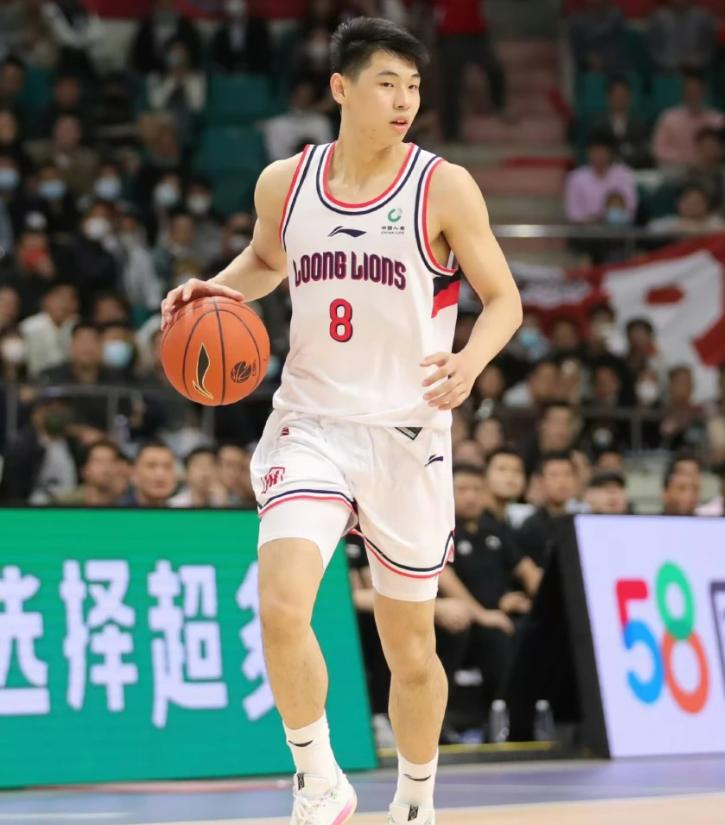 1.99米的身高，正面无接触血帽CBA顶级内线，半场奔袭于屏幕外杀出上演滑铲式抢