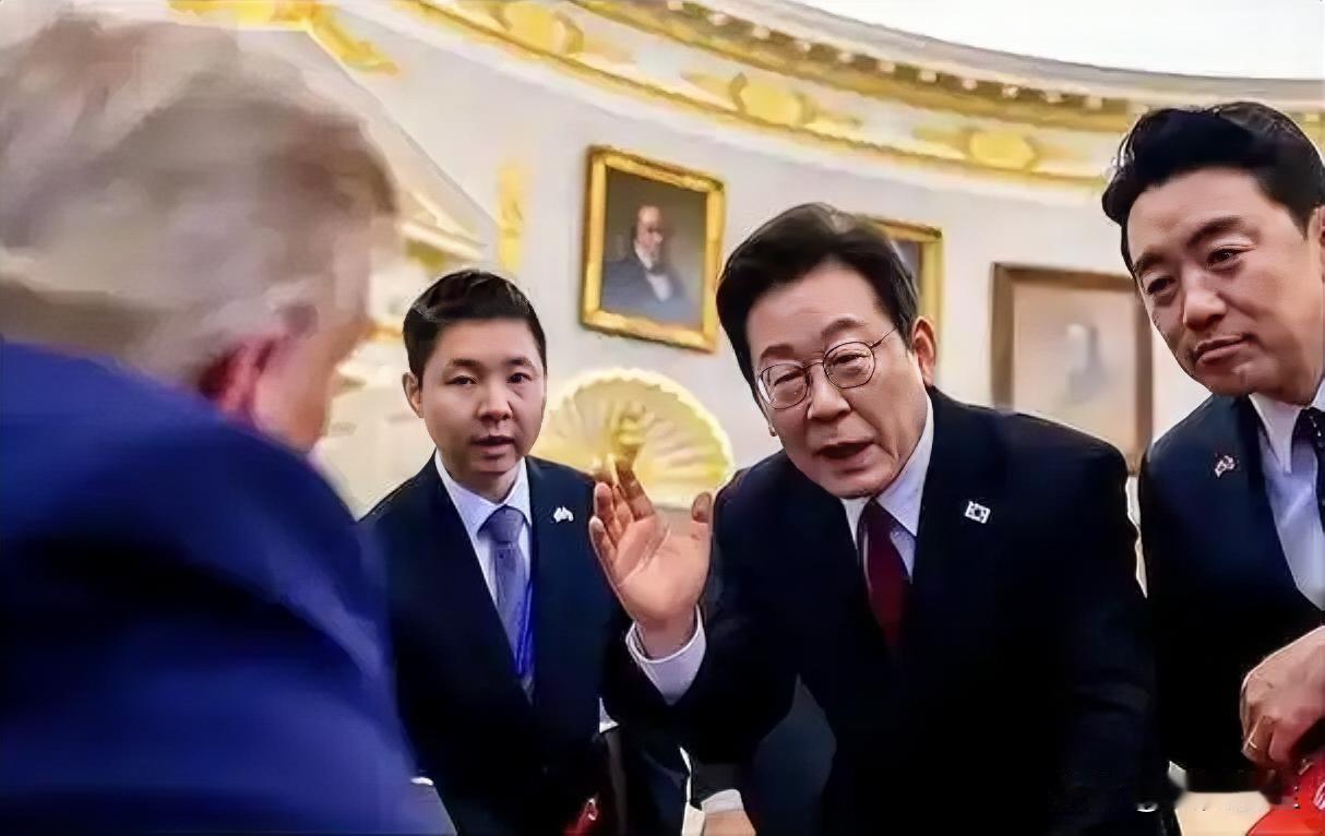 特朗普宣布，由于韩国未遵守去年双方达成的贸易协议（韩国至今未批准），决定对韩国汽