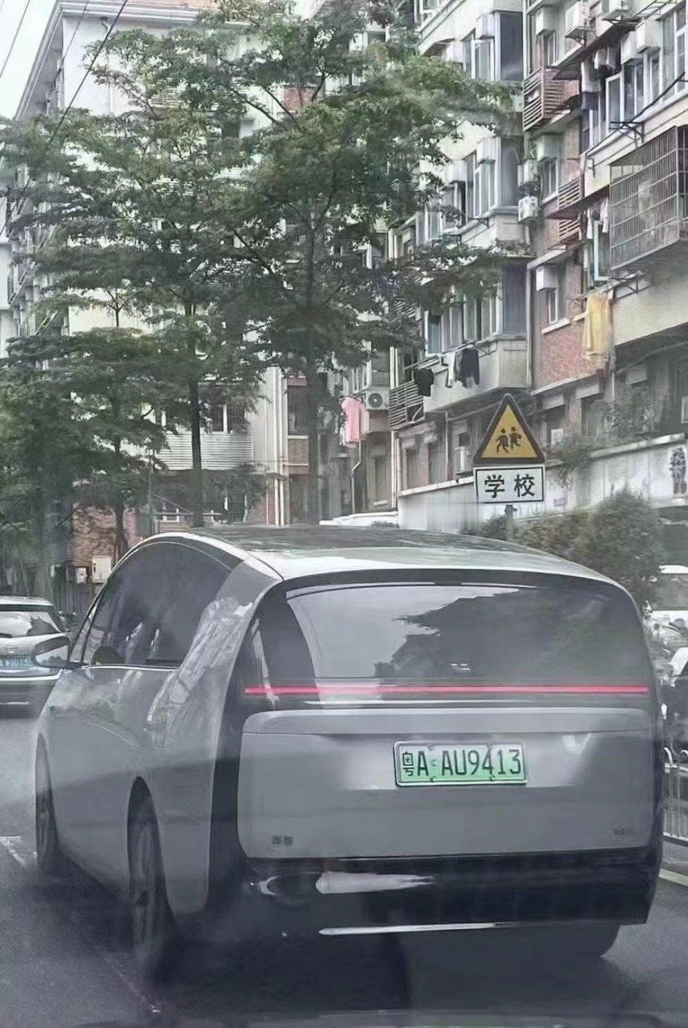 理想MEGA这个车就是一个失败的车，首先外观就丑，定价更是离谱。买MPV的又不是
