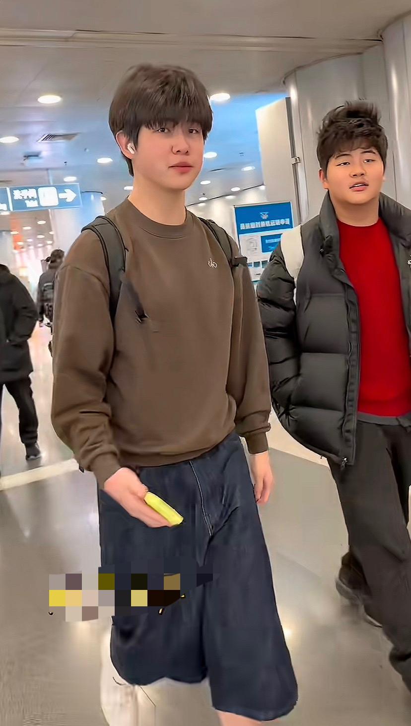 沙溢胡可家俩儿子，一看到安吉就想起他和沙溢用“狗碗”吃饭的那个场景。
安吉已经有