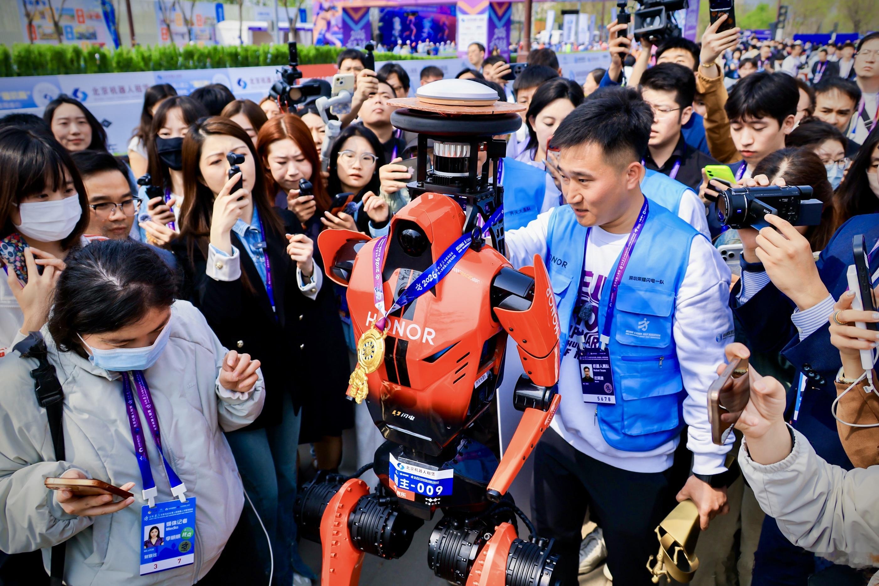 距离第一届亦庄半马仅一年，机器人领域便实现飞速发展，马拉松是对机器人从硬件到算法