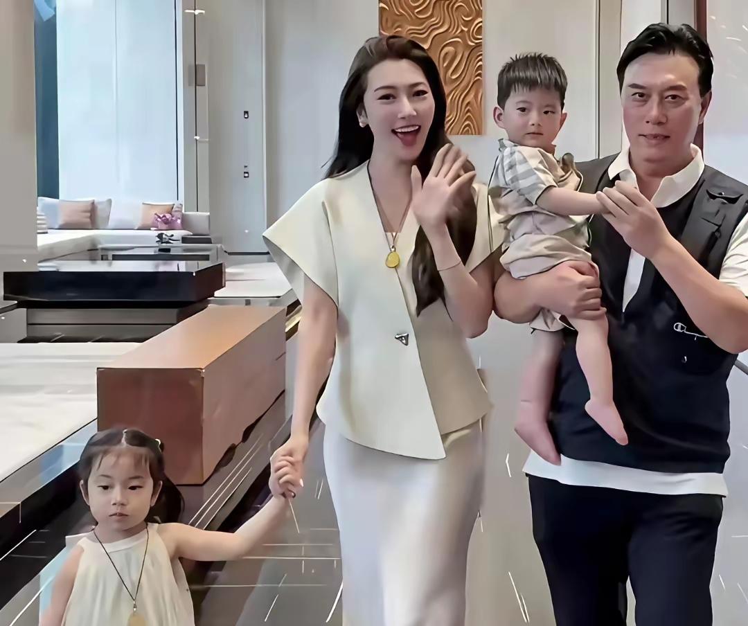 谁懂陈佩斯外甥女张嘉芸，妥妥人生赢家！出身优渥外形高挑貌美，还是数学系高材生，聪