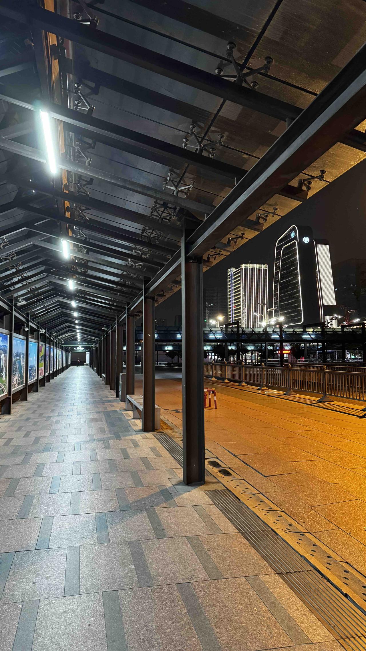 分享打卡城市繁华街景视频城市入夜，一半喧嚣，一半安静。