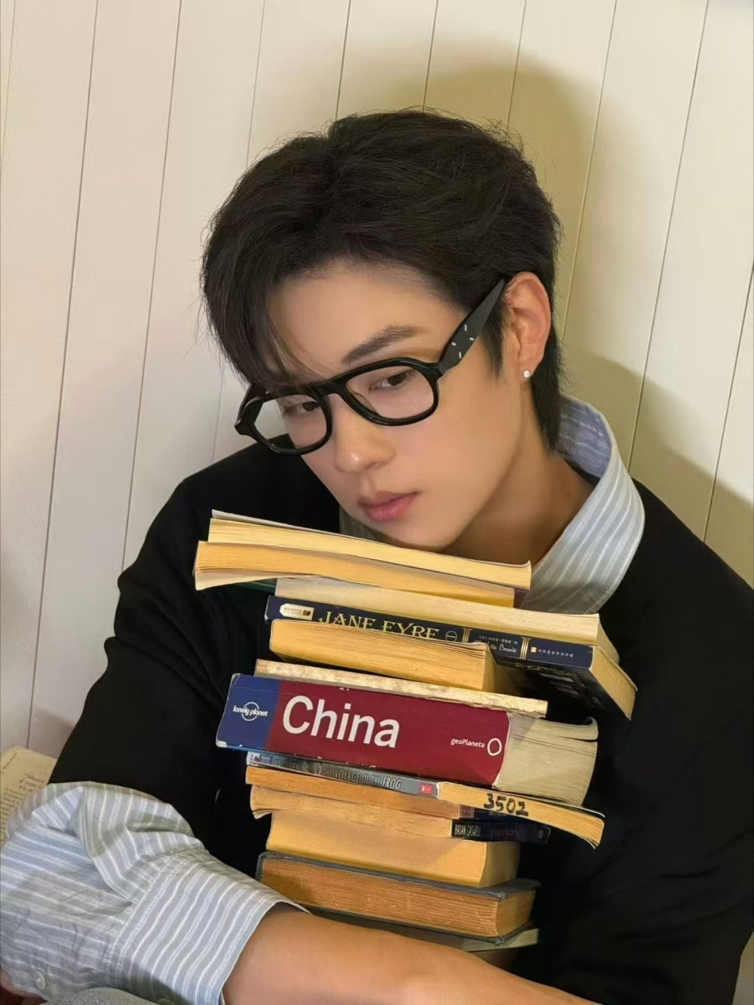 陈少熙黑框眼镜学长 被陈少熙黑框眼镜造型狠狠戳中，满脑子都是温柔学长的青涩感，结