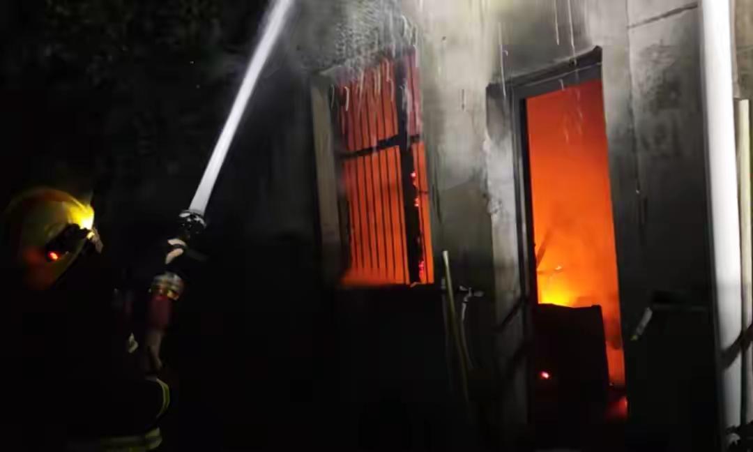 腊肉的成本！
湖南益阳两户居民熏腊肉，把两栋房子烧了！
11月20日，赫山区衡龙