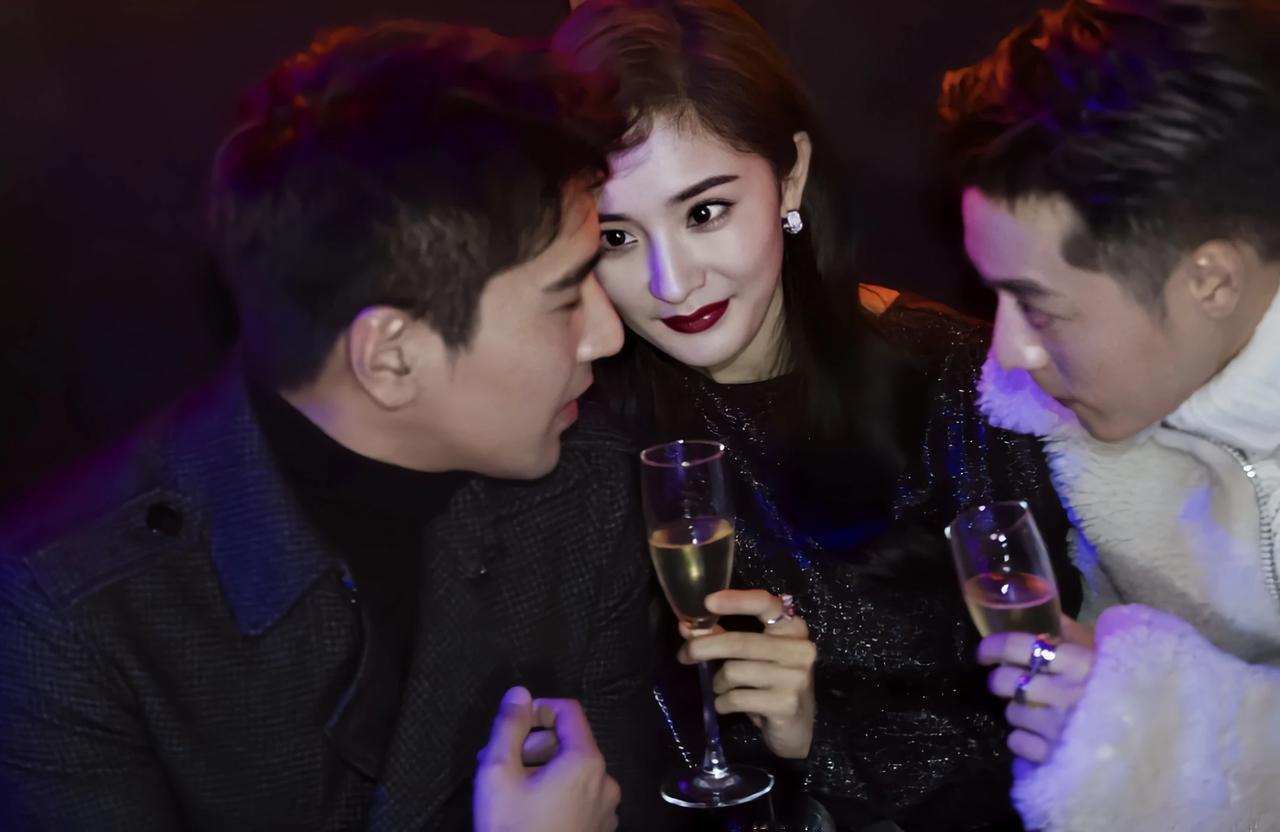 杨幂娱乐圈内号称“狐狸”“狐小幂”，这昵称可以知道，她不仅长得媚，且智商很高。
