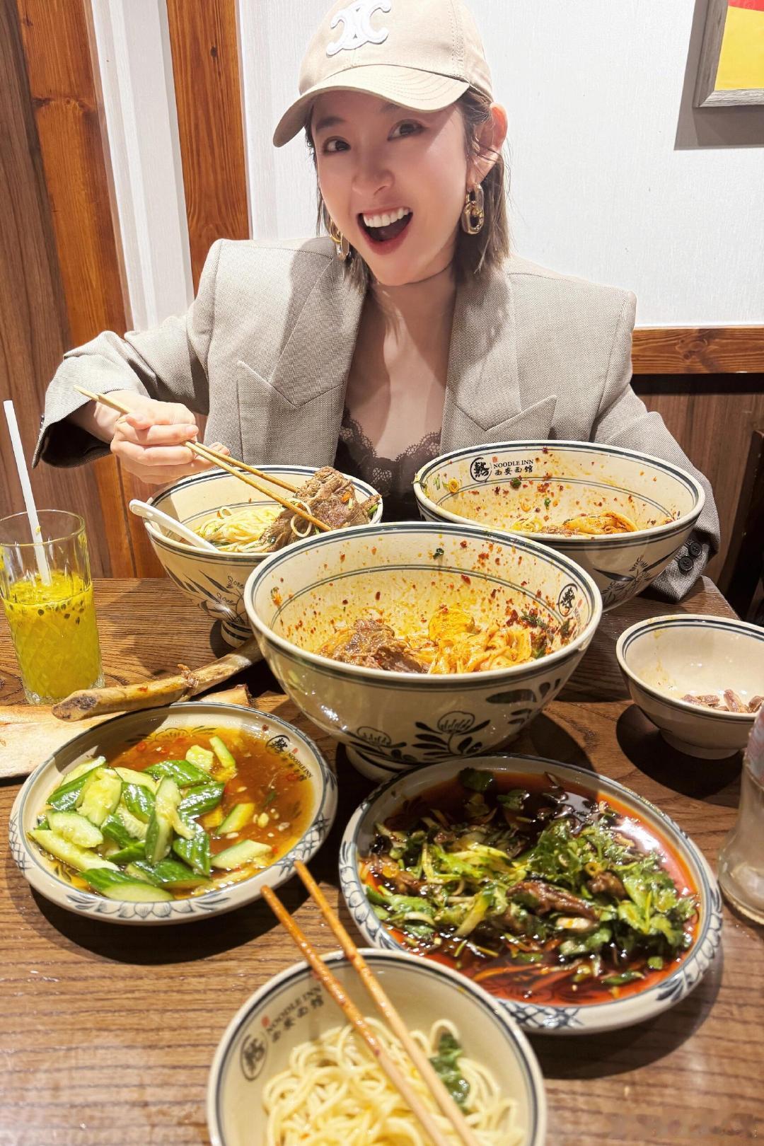 唐艺昕吃三碗面唐艺昕晒出自己的旅游随拍照，唐艺昕真的好美啊。唐艺昕旅游随拍照 ​
