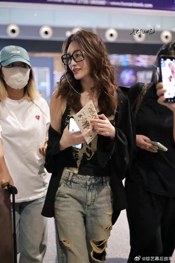 李小冉唐艺昕互为人形挂件 你好星期六 好会啊节目组！居然能看到两位姐姐这么甜的互