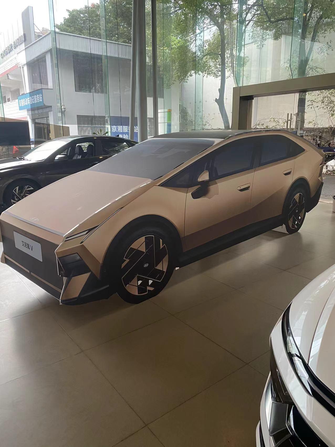 被“车”吓到了。
本来想进店看看北京现代最新的艾尼氪V，看到这玩意。
真的，没有