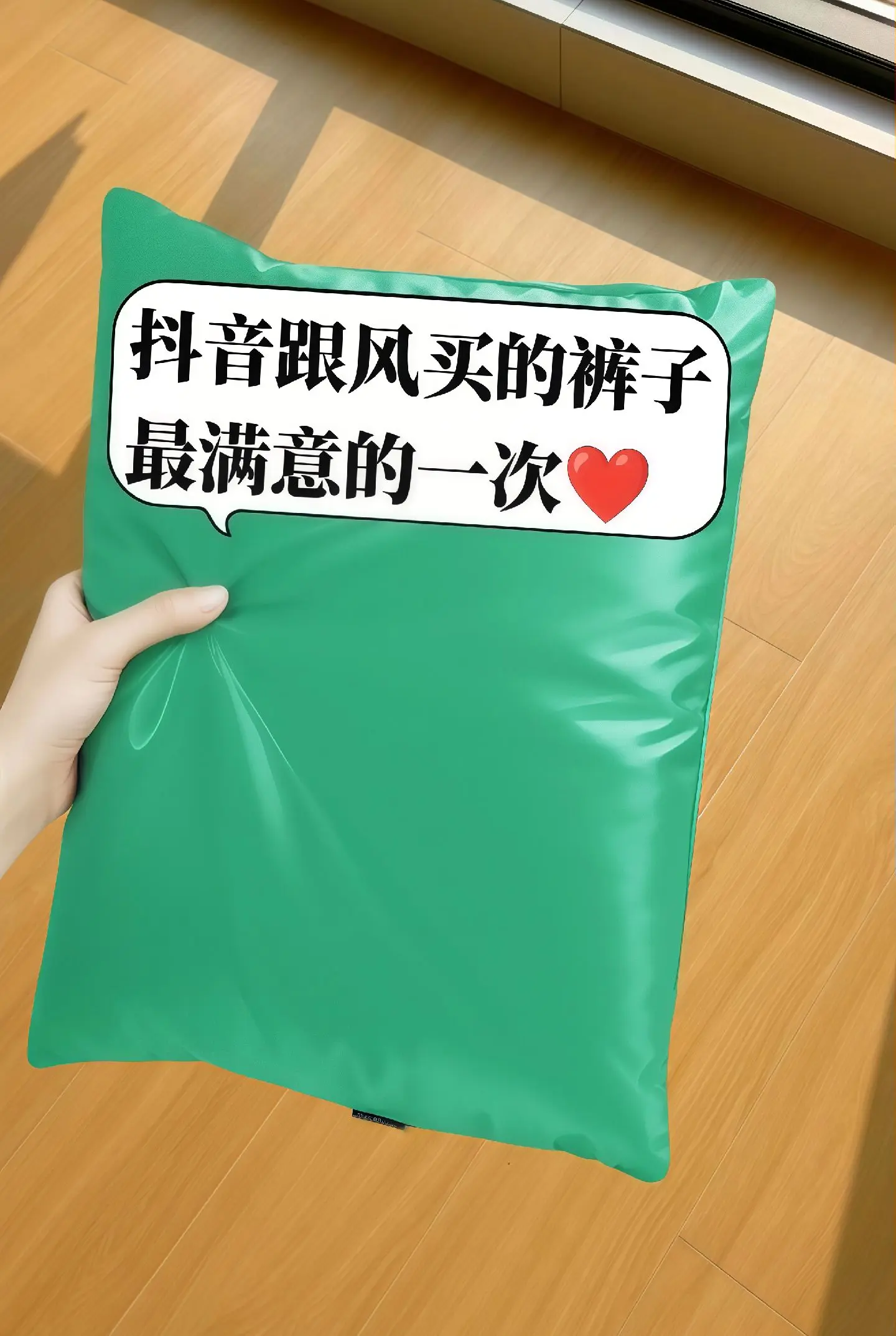 姐妹们，真的太爱这条鱼骨微喇裤了，上身轻松拿捏氛围感美女！ 这条裤子真...