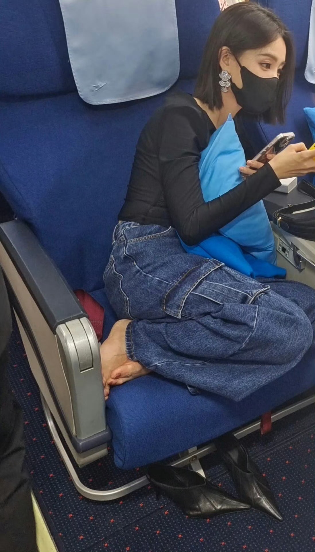 李一桐飞机上拖鞋惹争议