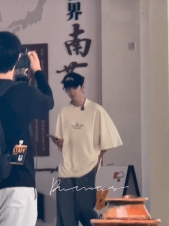 #陈哲远点外卖点出人父感##想给陈哲远送外卖# 谁懂，陈哲远拿外卖样子的含金量！