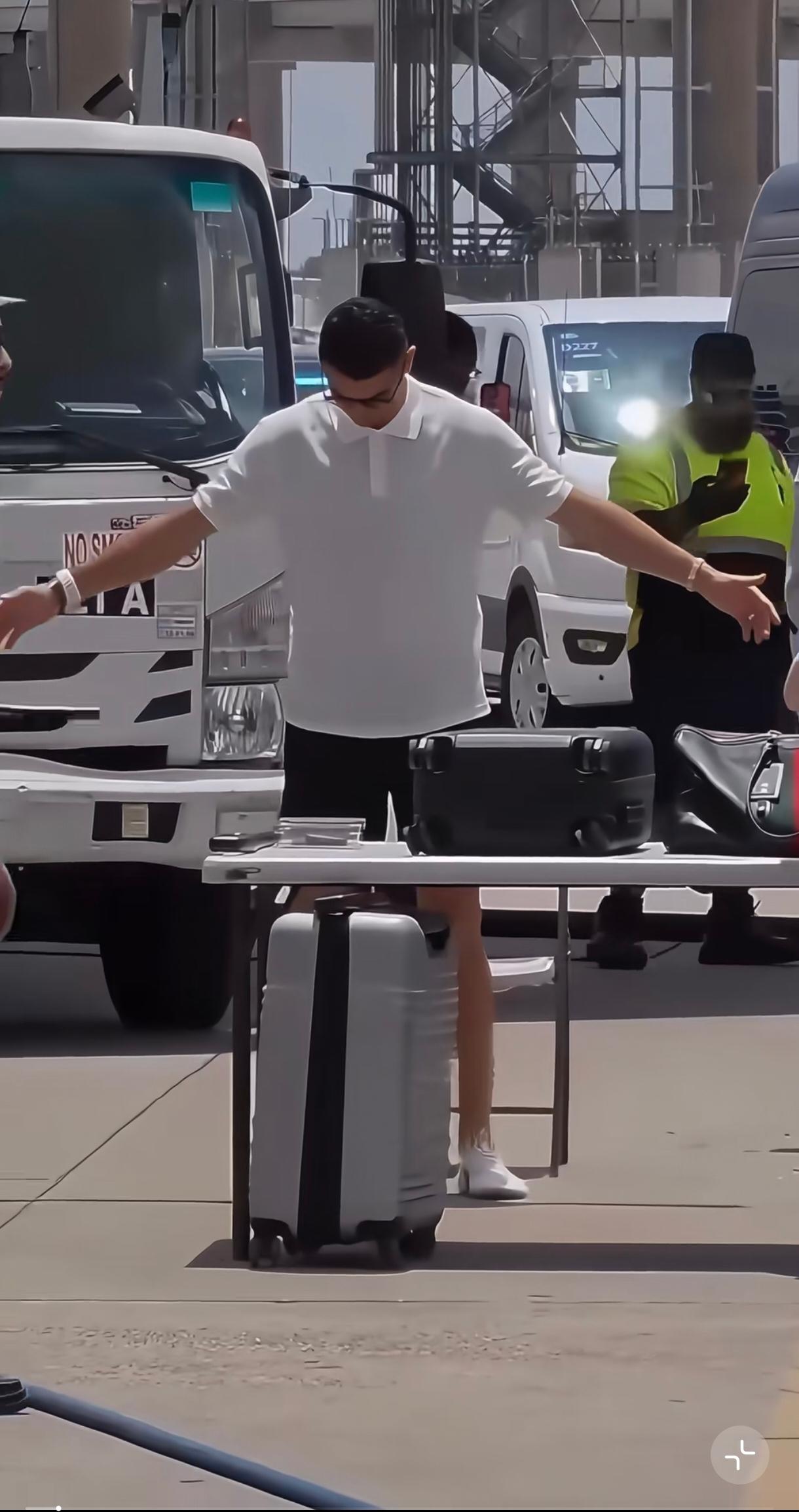 C罗离境待遇好高呀，是担心他把大力神杯带走吗？和查犯人一样，至于吗他那么有钱。梅