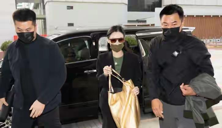 这一次，泪洒法庭的张柏芝，给离婚女人们提了个醒，谢霆锋说对了
 
一身黑色正装的