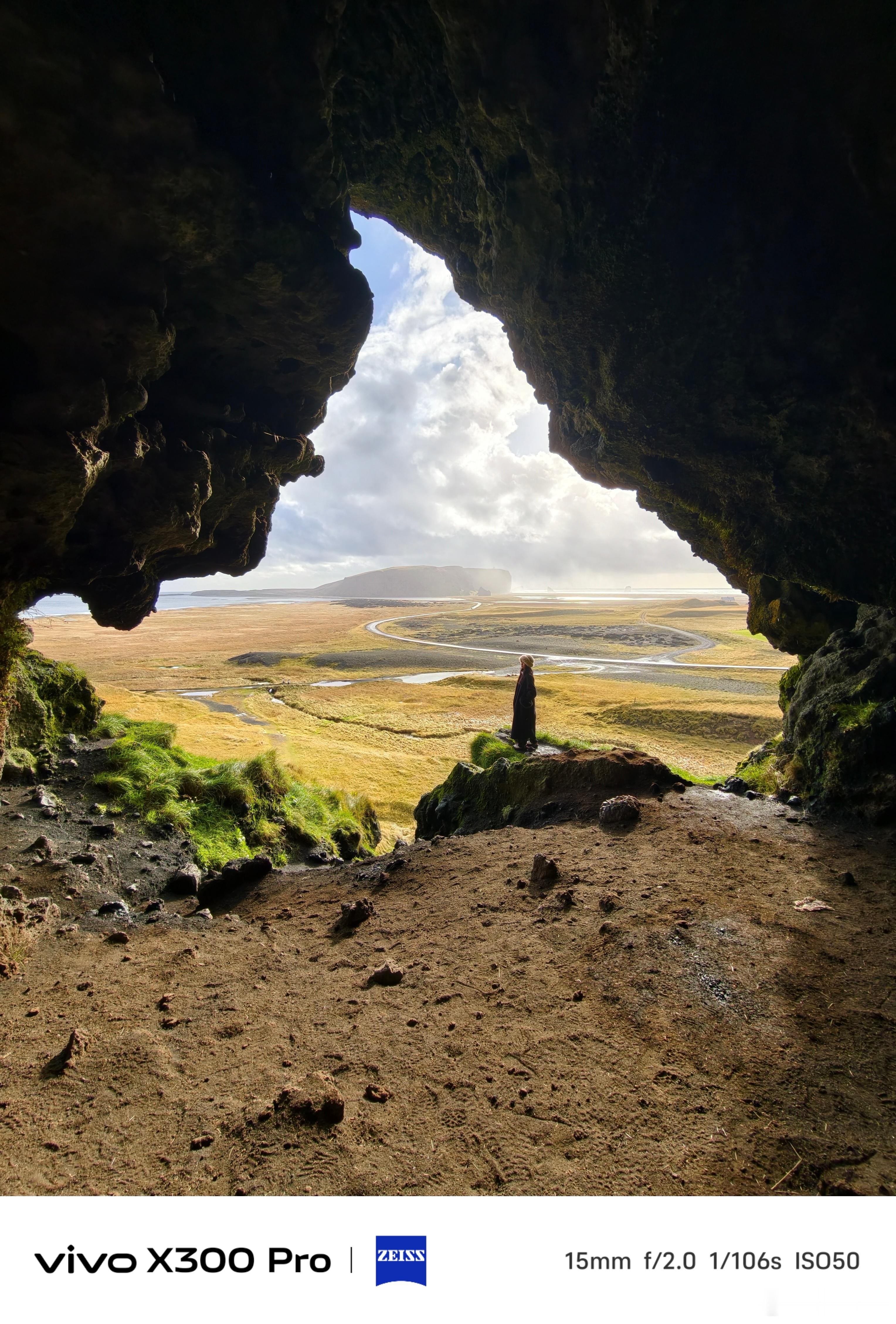 冰岛的天气，像一场任性的戏剧。前一刻晴空万里，下一刻暴雪狂舞。正如那位四次前往冰