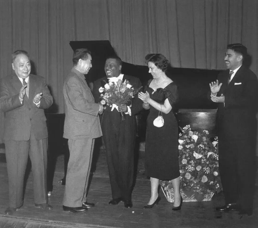 1962年4月6日，周恩来总理和陈毅副总理欣赏古巴音乐家伊格纳西奥·维亚的精彩演